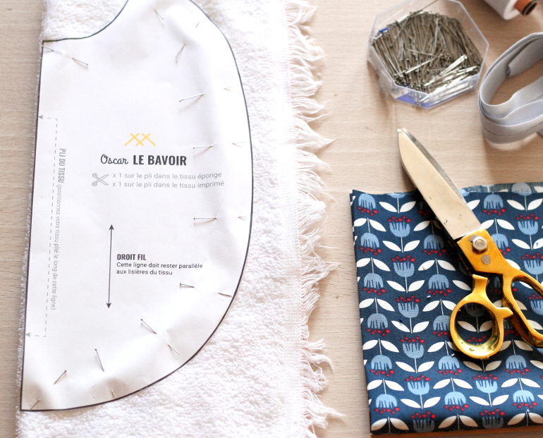 tuto couture bavoir oscar - epingler le patron sur le tissu eponge
