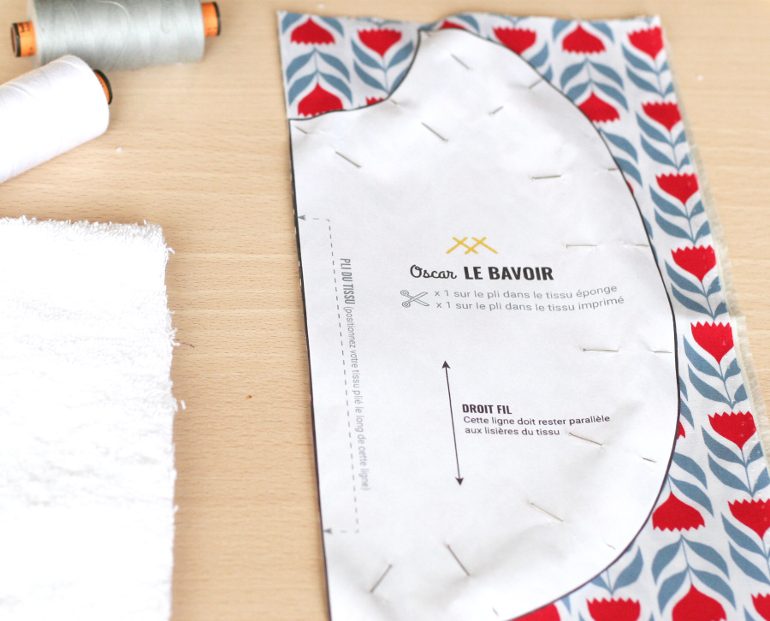 tuto bavoir gratuit - épingler le patron sur le tissu à motifs
