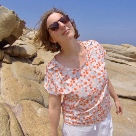 Marcelle porte un haut en jersey eucalyptus de sa collection Mars-ELLE